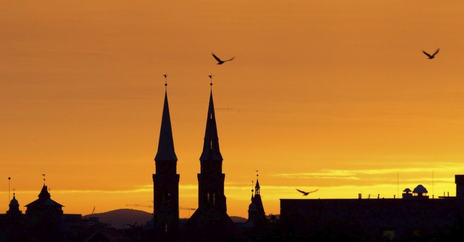 16.set.2015 - Pássaros sobrevoam as torres de St. Laurence em Nueremberg, na Alemanha