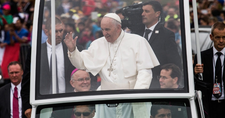 O papa Francisco acena para multidão de Papamóvel a caminho de realizar missa na Benjamin Franklin Parkway, na Filadélfia, nos EUA, neste domingo (27)