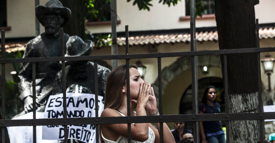 10.nov.2015 - Alunos ocupam Escola Estadual Fernão Dias, em Pinheiros, São Paulo. Eles são contra a reorganização escolar