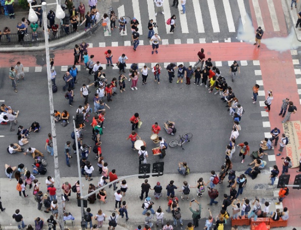 4.dez.2015 - Estudantes fazem protesto no cruzamento da avenida Paulista com a rua da Consolação, região central de São Paulo, para protestar contra a reorganização escolar