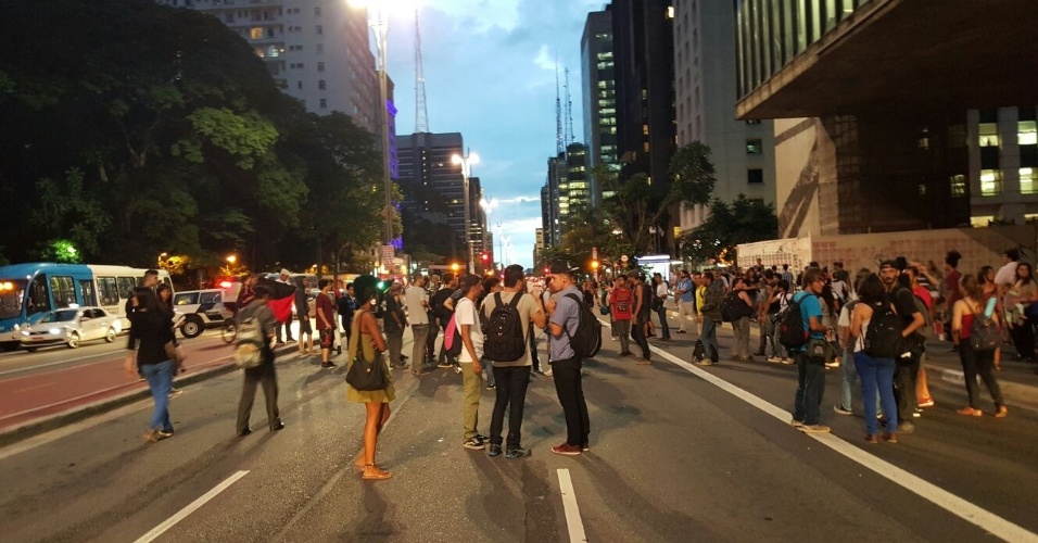 15.dez.2015 - Estudantes fazem novo protesto em frente ao Masp, na avenida Paulista, região central de São Paulo. Eles  pedem melhorias na educação e a suspensão definitiva da reorganização escolar