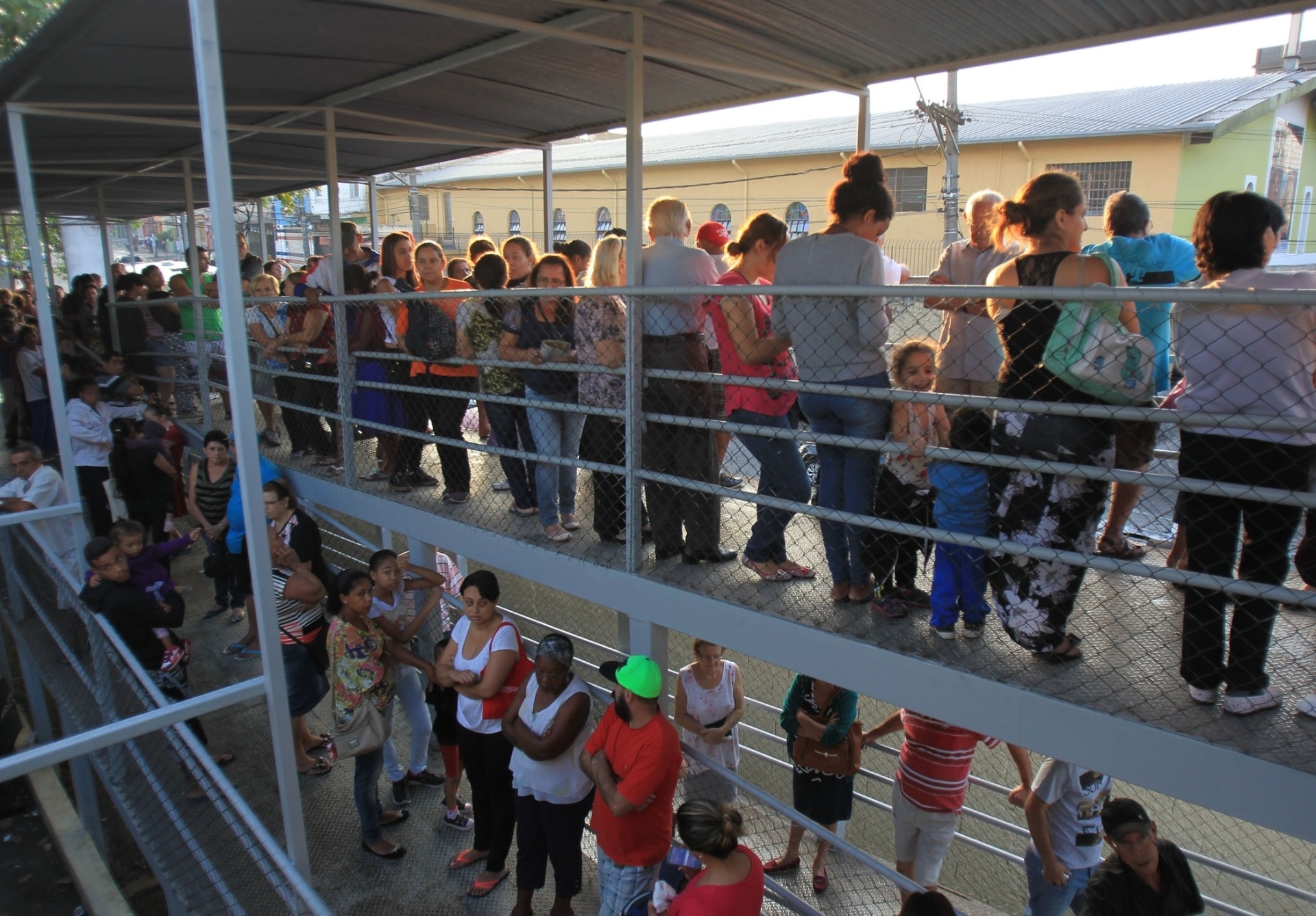 11.abr.2016 - Grande São Paulo inicia campanha de vacinação pública contra o H1N1 para grupo de risco. Nessa etapa, gestantes, idosos (a partir de 60 anos) e crianças de 6 meses a 5 anos devem ser vacinadas. A campanha foi antecipada no Estado por causa do aumento dos casos de H1N1. Já foram registradas 70 mortes por H1N1 e 537 casos da doença. Na imagem, pessoas aguardam em fila para vacinação na UBS Jardim Peri, na zona norte de São Paulo - Werther Santana/Estadão Conteúdo