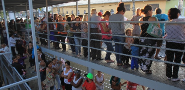 Pessoas aguardam em fila para vacinação na UBS Jardim Peri, na zona norte de São Paulo - Werther Santana/Estadão Conteúdo