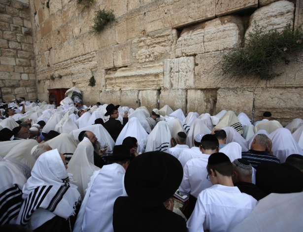 Judeus ortodoxos oram no Muro da Lamentações, em Jerusalém - Menahem Kahana/AFP