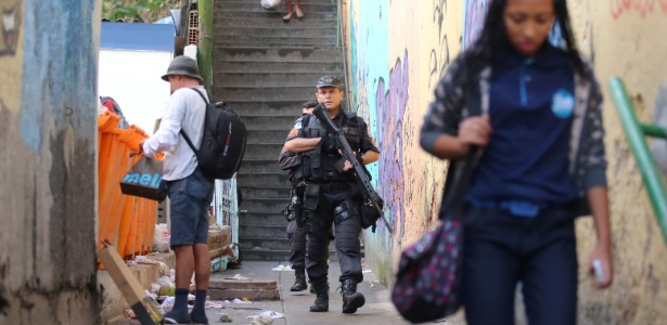 Policiais procuram Fat Family na favela Santo Amaro, no Catete, zona sul do Rio - Fabiano Rocha/Extra/Ag. O Globo