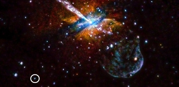 Imagem do Observatório de raios-X Chandra mostra a galáxia NGC 5128 rodeada de fontes de raio-X. O ponto circulado emitiu raio-X 200 vezes em menos de um minuto   - Nasa/U.Birmingham/M.Burke 