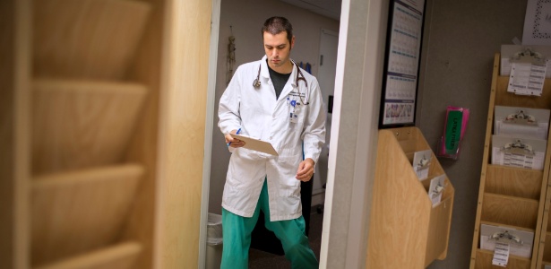 Médico de emergência se prepara para ver paciente no Marion General Hospital, em Marion (Indiana) - James Brosher/The New York Times