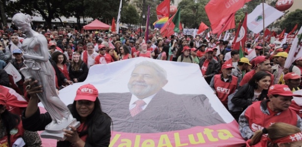 10-mai.2017 - Integrantes de movimentos sociais como o MST (Movimento dos Trabalhadores Rurais Sem Terra) e de centrais sindicais como a CUT (Central Única dos Trabalhadores) marcham em manifestação de apoio a Lula no dia do depoimento do ex-presidente ao juiz Sergio Moro em Curitiba