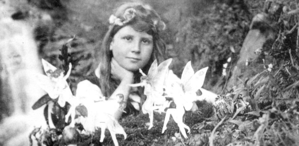 Menina britânica chocou o mundo com a divulgação de fotos com fadas, em 1920 - Granger Historical Picture Archive / Alamy Stock Photo