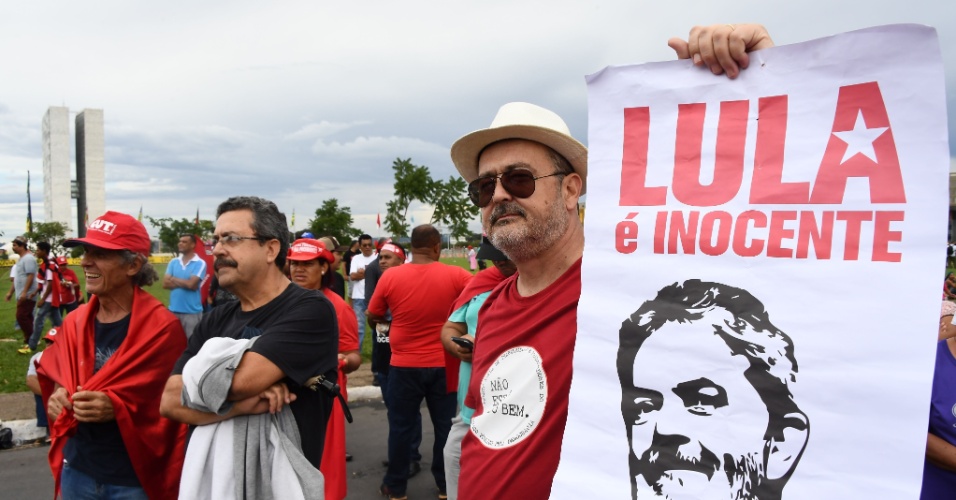 4.abr.2018 - Do outro lado do protesto no STF (Supremo Tribunal Federal), em Brasília, manifestantes demonstram seu apoio a Lula