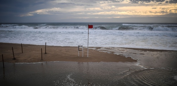 13.out.2018 - Praia próxima a Lisboa, em Portugal, é evacuada antes da chegada do furacão Leslie - Patrícia de Melo Moreira/AFP