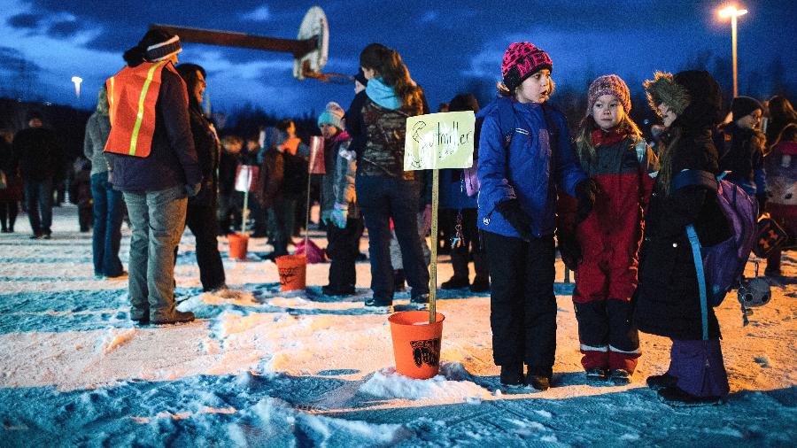 Estudantes de uma escola primária voltam às aulas após o terremoto de 30 de novembro em Anchorage, no Alasca - Joshua Corbett/The New York Times