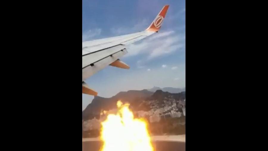 Passageiros filmaram clarões perto da asa do avião - Reprodução
