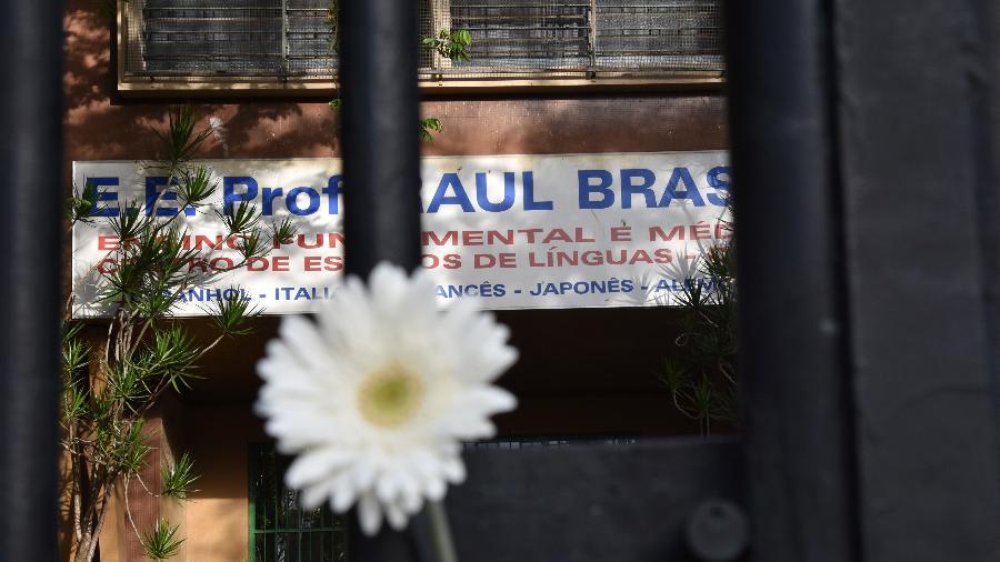 Flores na escola em homenagem aos mortos no ataque com tiros à Escola Estadual Professor Raul Brasil, na cidade de Suzano - Roberto Casimiro/Fotoarena/Estadão Conteúdo
