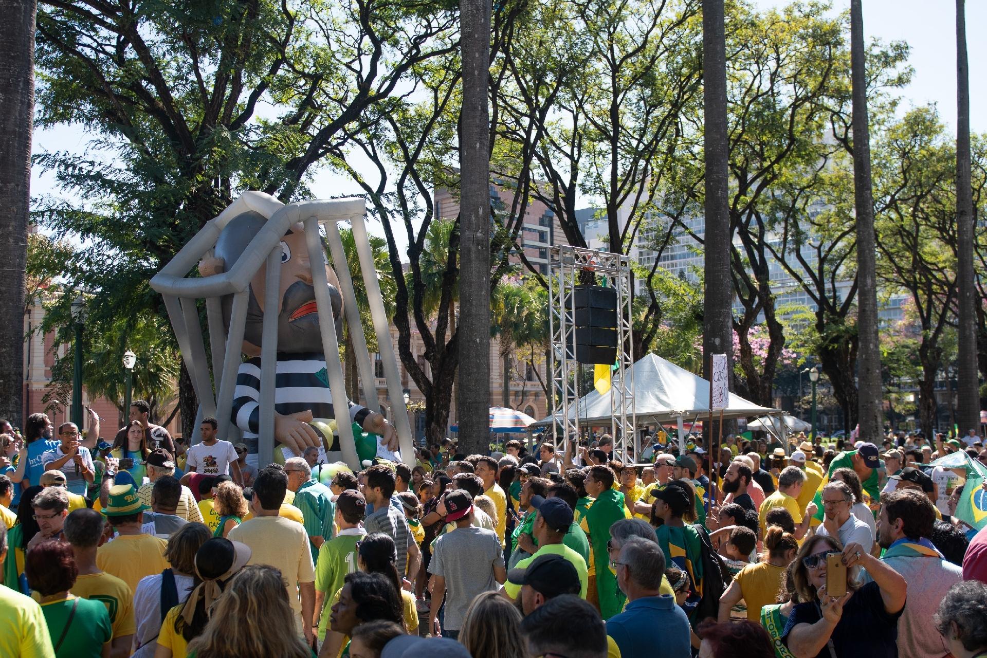 30.jun.2019 - Em BH, os mineiros encarceraram um pixuleco do ex-presidente Lula - Gledston Tavares /FramePhoto/Folhapress