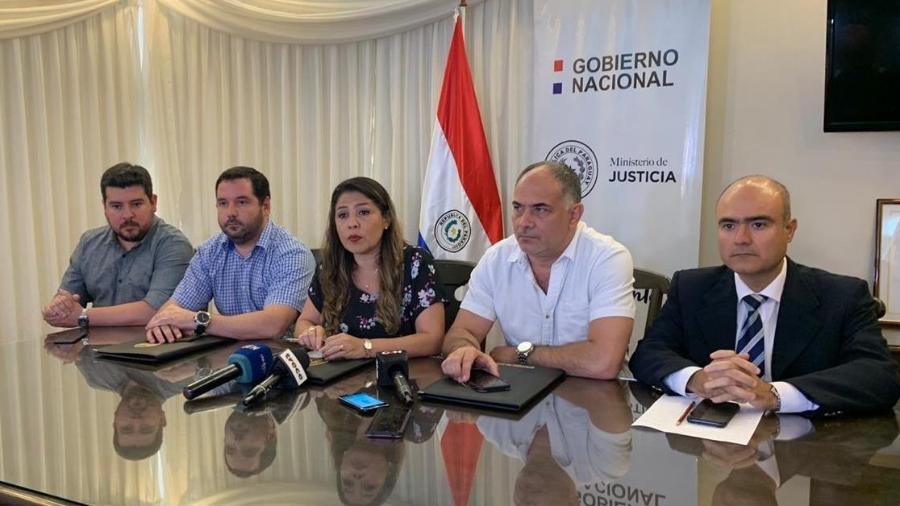 Ministra da Justiça do Paraguai, Cecilia Pérez (ao centro), em coletiva de imprensa após fuga em massa do PCC - Divulgação