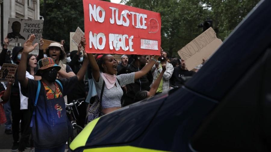"Sem justiça, sem paz": em Londres, manifestantes protestam contra morte de George Floyd em frente a um carro de polícia - Dan Kitwood/Getty Images