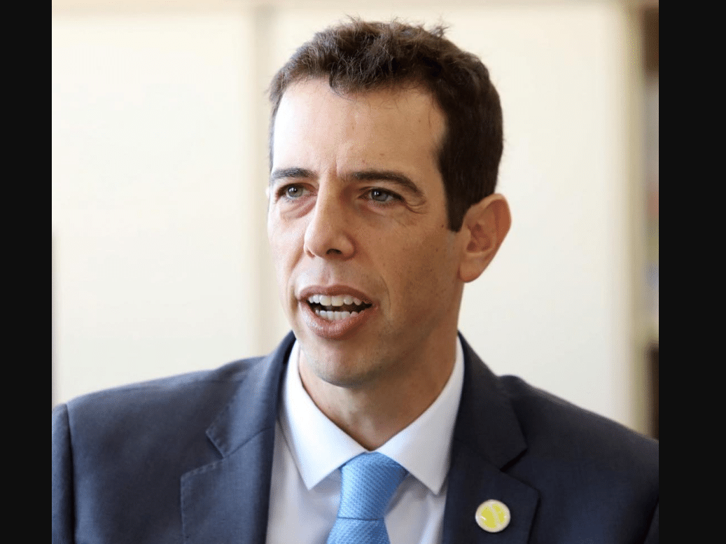 Olavistas e militares fazem pressão para Bolsonaro desistir de Feder para o MEC