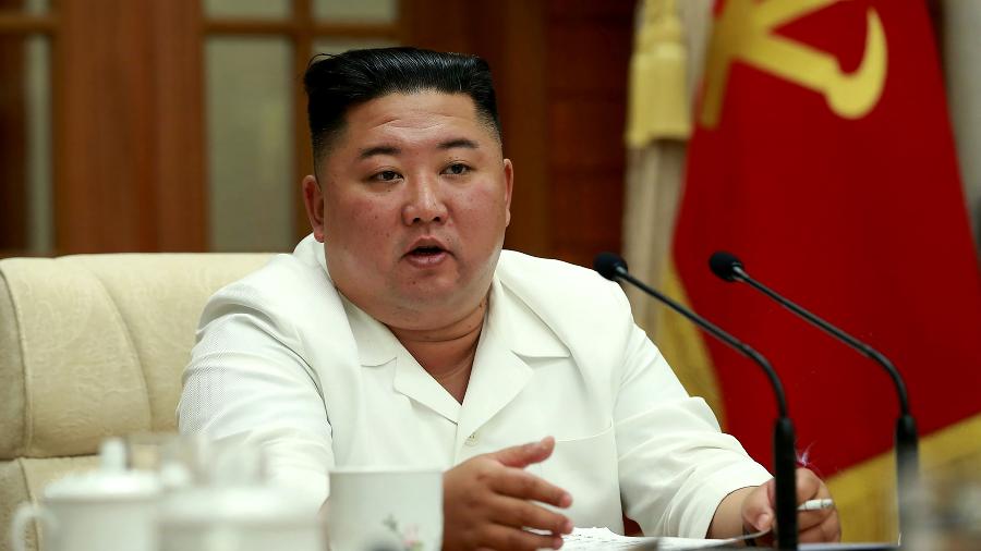 Foto divulgada pela agência oficial de notícias da Coreia do Norte mostra o líder do país, Kim Jong Un, durante reunião com membros do governo - KCNA/AFP
