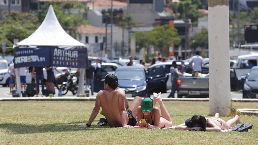 27.09.2020 - Pessoas tomam sol em gramado da Praça Charles Miller, em frente ao estádio do Pacaembu, na capital de São Paulo - TIAGO QUEIROZ/ESTADÃO CONTEÚDO