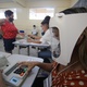 Mesária utiliza máscaras de proteção facial, uma das medidas de proteção contra o coronavírus, durante as eleições municipais de Belém (PA), neste domingo (29). - IGOR MOTA/FUTURA PRESS/ESTADÃO CONTEÚDO