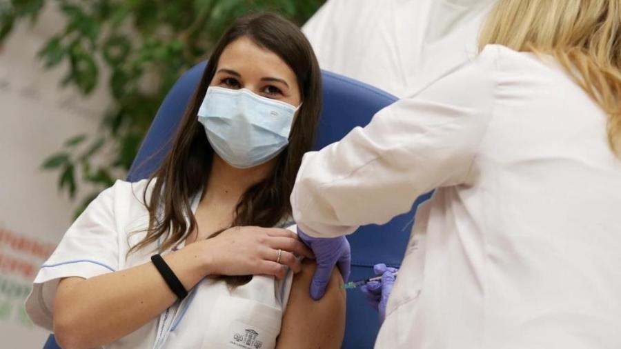 Enfermeira Claudia Alivernini foi a primeira vacinada contra a covid-19 na Itália - Regione Lazio/Reuters