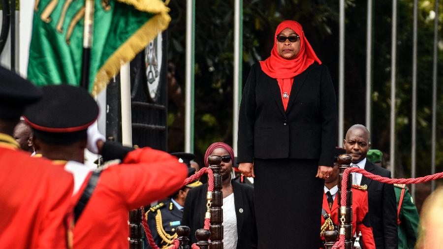 Samia Suluhu Hassan, nova presidente da Tanzânia, inspeciona um desfile militar após seu juramento - AFP