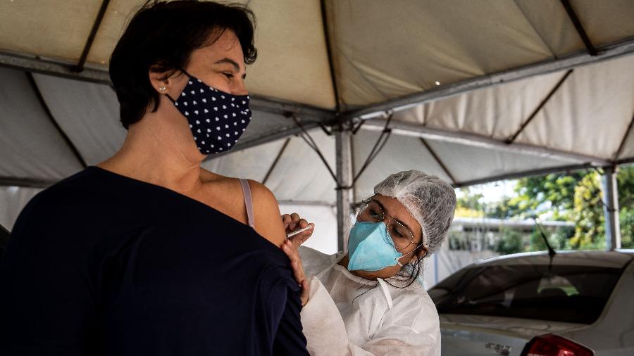 Mais de 24 milhões de brasileiros já receberam as duas doses de vacina contra a covid-19 - SOFIA LUZ/ISHOOT/ESTADÃO CONTEÚDO