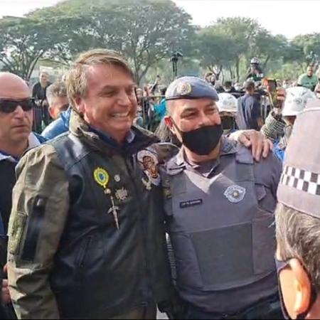 Bolsonaro tira foto com policial antes de passeio de moto em São Paulo - Reprodução/Facebook