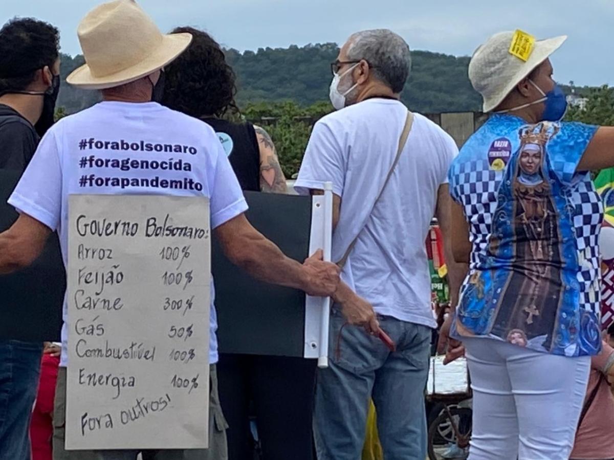 Manifestantes se mobilizam na avenida Presidente Vargas, centro do Rio, para ato contra o presidente Jair Bolsonaro - Herculano Barreto Filho/UOL