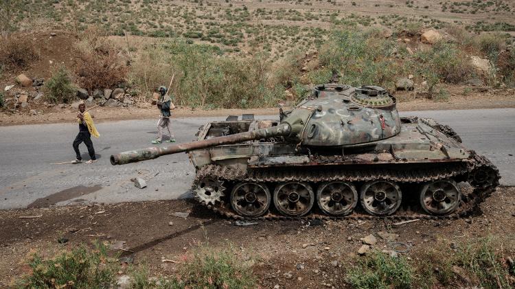 Tanque de guerra é abandonado na região de Tigré, na Etiópia