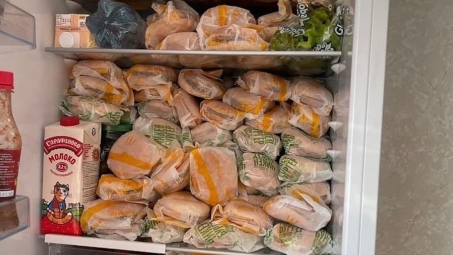 Um post publicado no Reddit viralizou ao mostrar estoque de hambúrgueres na geladeira de um cidadão russo - Reprodução/Reddit