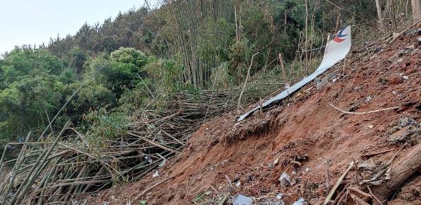 Avião caiu em região montanhosa no sul da China