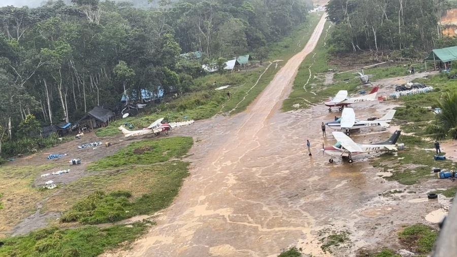 24.mar.22 - Aviões de garimpeiros tomam conta de região ao lado do posto de saúde indígena fechado  - Condisi Yanomami