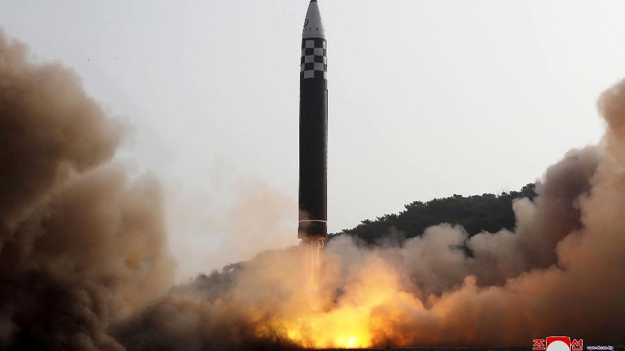 Foto divulgada pela Agência Central de Notícias da Coreia do Norte (KCNA) que mostra teste de lançamento de um novo tipo de míssil balístico intercontinental - STR / AFP / KCNA VIA KNS