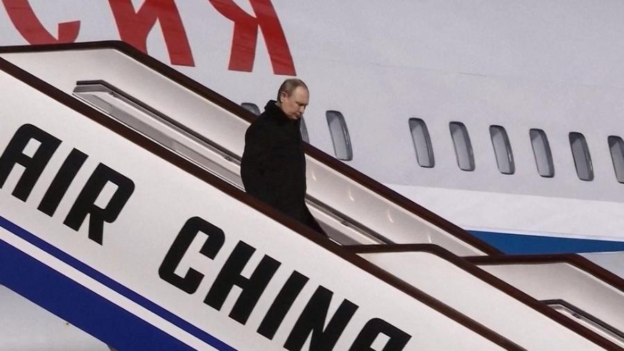 O presidente Vladimir Putin chega a Pequim antes de sua reunião com o presidente da China e a cerimônia de abertura dos Jogos Olímpicos de Inverno de 2022 - GETTY IMAGES