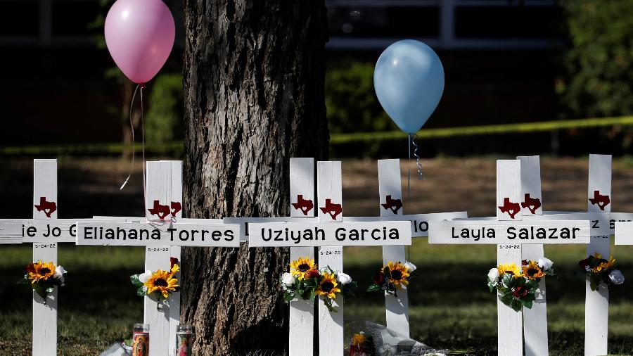 Cruzes com nomes das vítimas do massacre em escola de Uvalde, no Texas, Estados Unidos - Marco Bello/Reuters