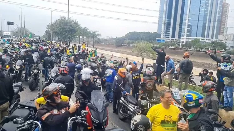 Bolsonaro fez pausa em motociata na Marginal Tietê - Reprodução/Facebook - Reprodução/Facebook