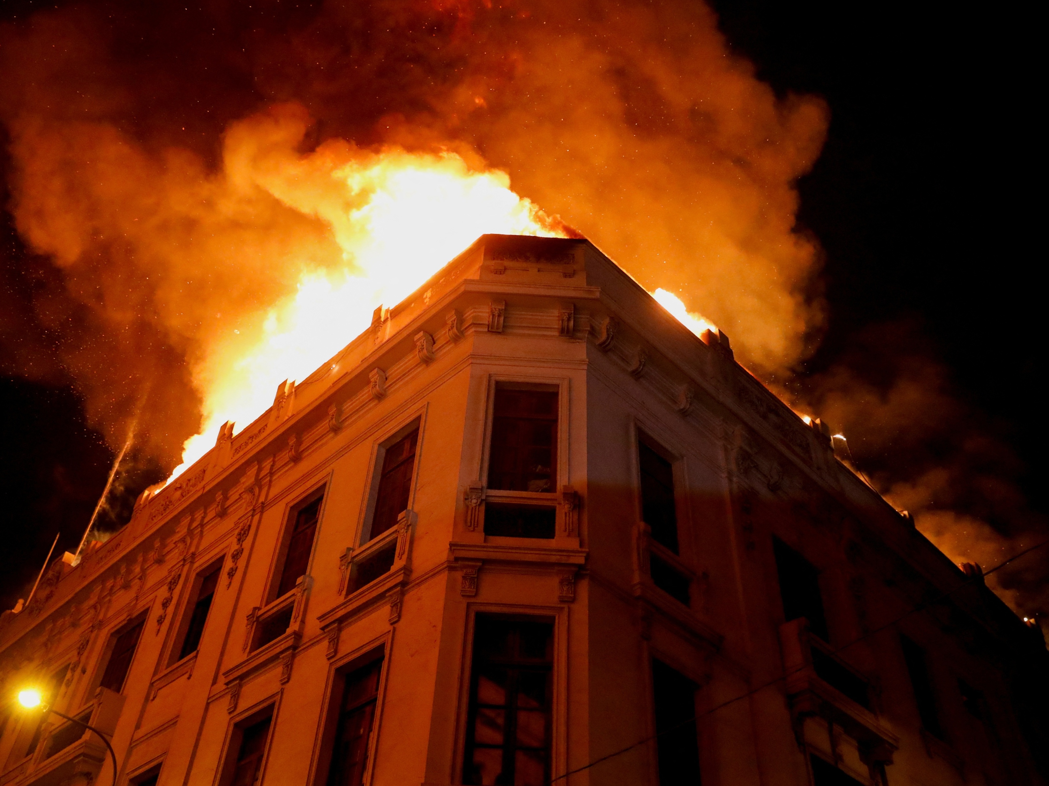 Incêndio atinge prédio no Peru em meio a protestos contra presidente