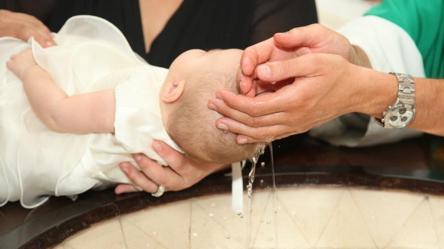 Batismo de bebê recém-nascido - fotograv/Getty Images/iStockphoto