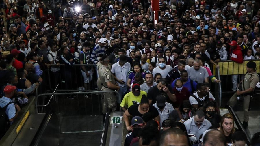 23.mar.2023 -  Movimento intenso de passageiros na estação Itaquera do Metrô, na zona leste, por causa da greve dos metroviários - Werther Santana/Estadão Conteúdo