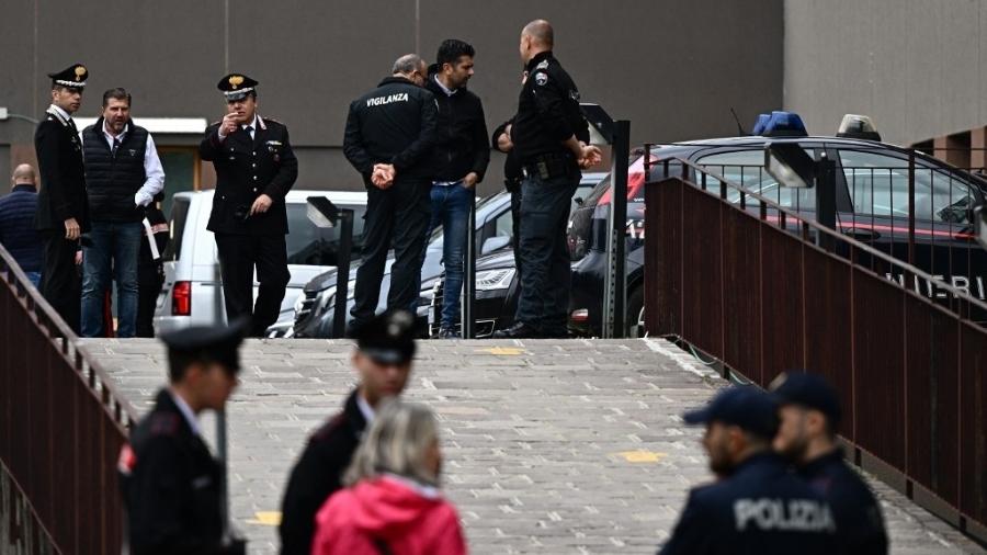 Policiais italianos se reúnem em frente a viaturas - Gabriel Bouys/AFP