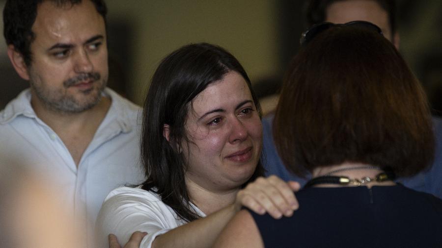 A deputada Sâmia Bomfim chora no velório de seu irmão, o ortopedista Diego Bomfim