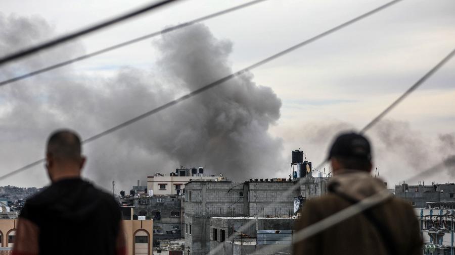 Fumaça após um ataque aéreo de Israel na cidade de Khan Younis, ao sul da Faixa de Gaza - Yasser Qudih/Xinhua