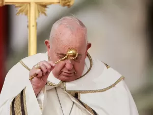 'Esmolaria' católica: de onde saem os R$ 550 mil doados pelo papa ao RS?