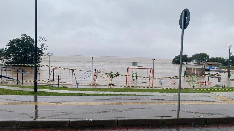 Parque infantil é tomado pela água;  céu continua fechado em Porto Alegre