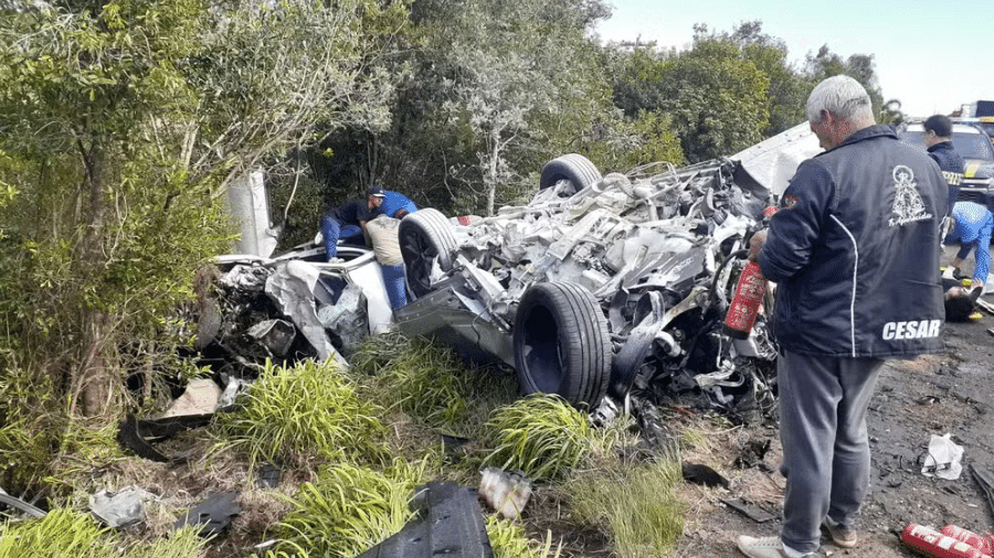 Três pessoas morreram após a colisão entre uma BMW e um Jaguar na BR-290, em Pantano Grande