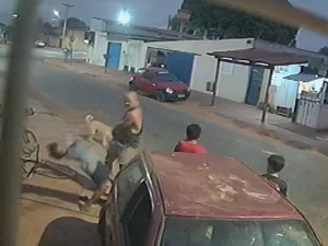 Fisiculturista agride menino que queria pegar manga em sua calçada; veja