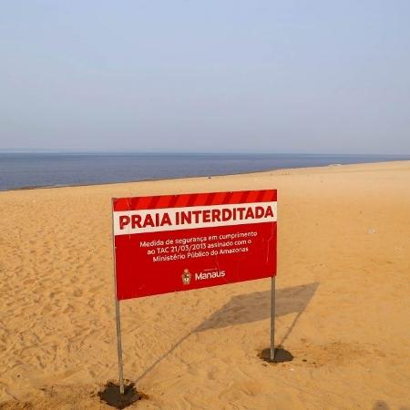 Praia da Ponta Negra, em Manaus, interditada pela seca