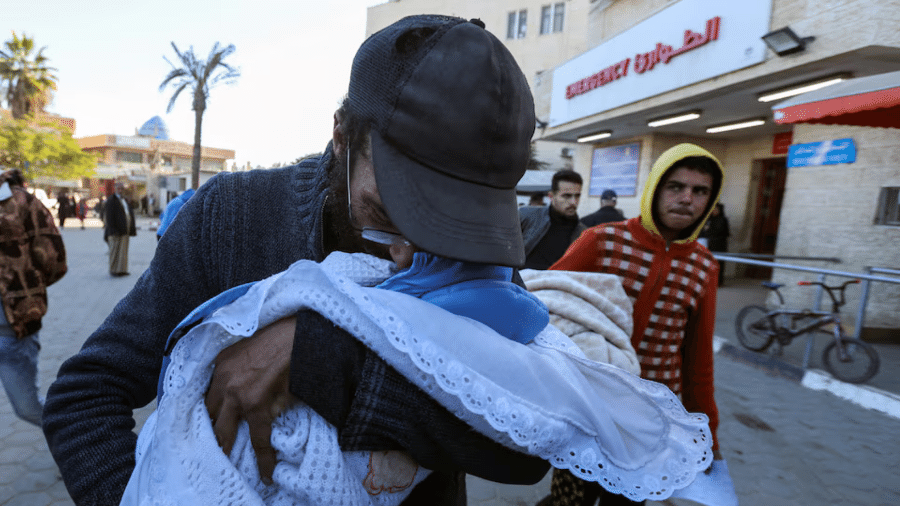 Yahya Al-Batran segurando o corpo do filho que morreu de hipotermia